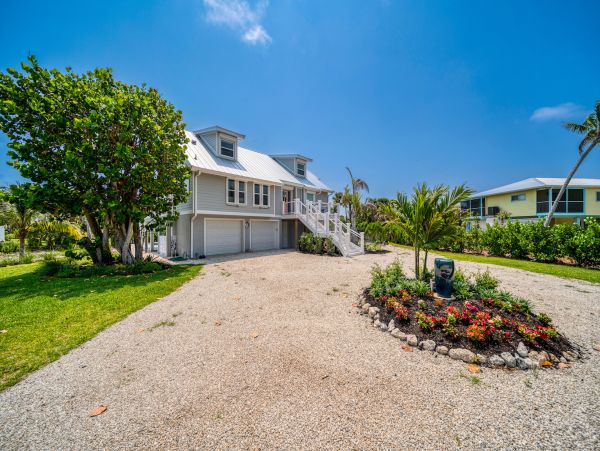 Sanibel Stunning Four Bedroom Vacation Home Walk to the Beach