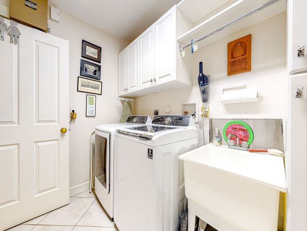 Fort Lauderdale Vacation Home Three Bedroom Walk to Beach