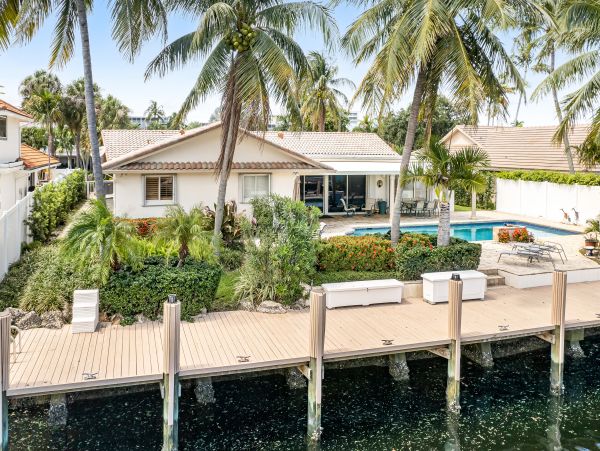 Fort Lauderdale Vacation Home Three Bedroom Walk to Beach