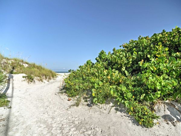 Two Bedroom Cozy Cottage in Clearwater Beach