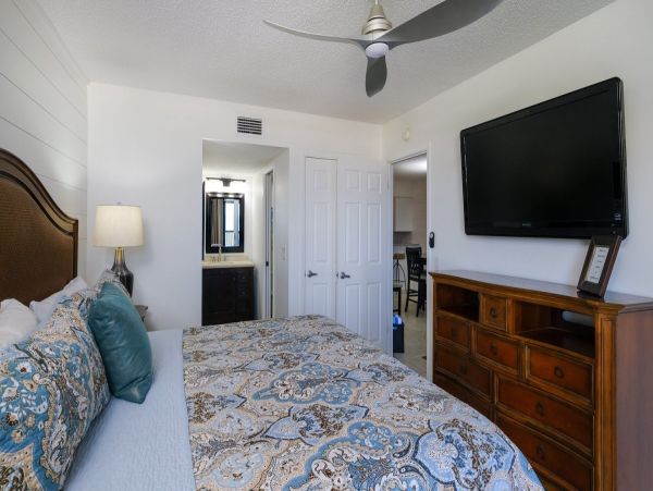 Directly on the Beach 2 Bedroom Vacation Condo