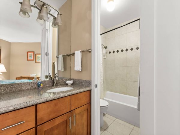 Lovely Vacation Condo with Mountain & Ocean Views