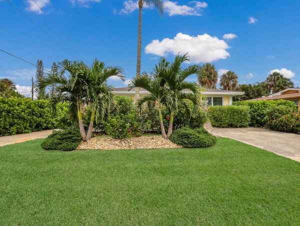 Holmes Beach Vacation Home Four Bedroom Walk to Beach