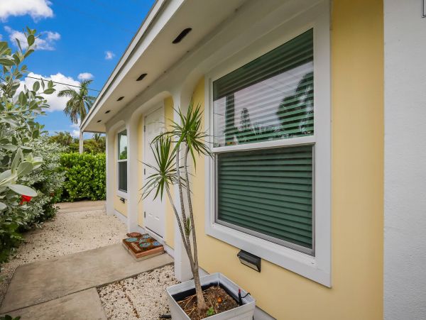Holmes Beach Vacation Home Four Bedroom Walk to Beach