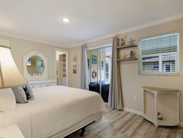 Holmes Beach Vacation Home Four Bedroom Walk to Beach
