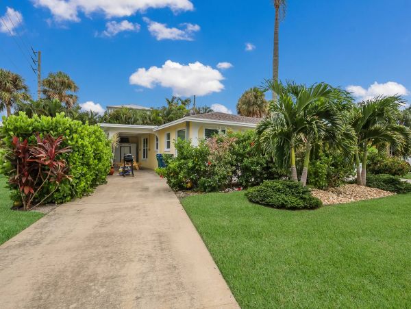 Holmes Beach Vacation Home Four Bedroom Walk to Beach