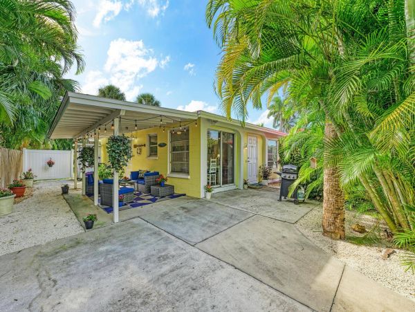 Holmes Beach Vacation Home Four Bedroom Walk to Beach