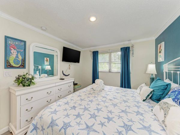 Holmes Beach Vacation Home Four Bedroom Walk to Beach