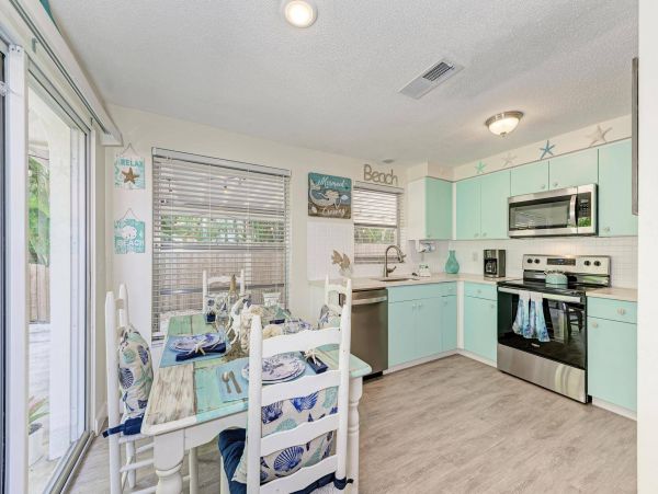 Holmes Beach Vacation Home Four Bedroom Walk to Beach