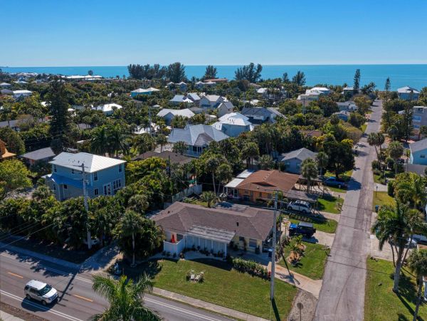 Holmes Beach Vacation Home Four Bedroom Walk to Beach