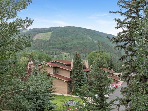 Wonderful mountain views from this Sandstone Condo