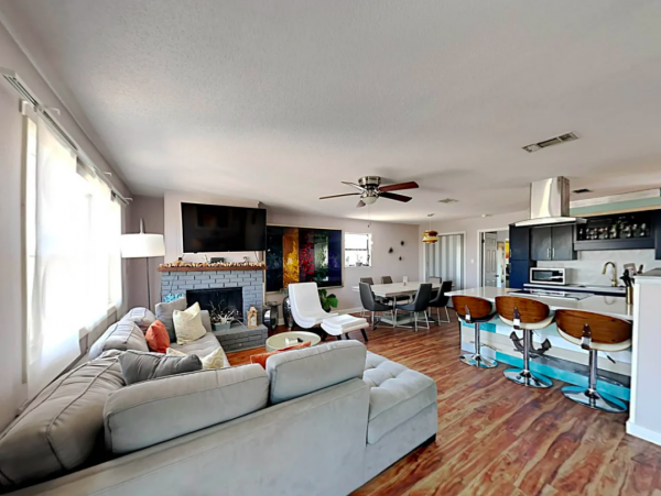 Pensacola Coastal Haven: Beachfront Retreat for 14 Guests with a Pool