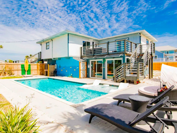 Pensacola Coastal Haven: Beachfront Retreat for 14 Guests with a Pool