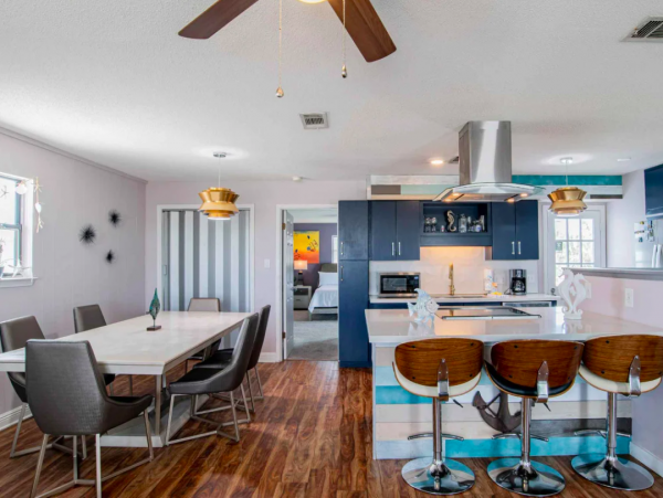 Pensacola Coastal Haven: Beachfront Retreat for 14 Guests with a Pool