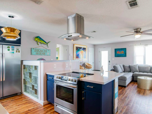 Pensacola Coastal Haven: Beachfront Retreat for 14 Guests with a Pool