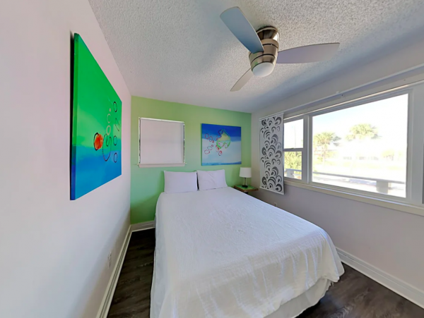 Pensacola Coastal Haven: Beachfront Retreat for 14 Guests with a Pool