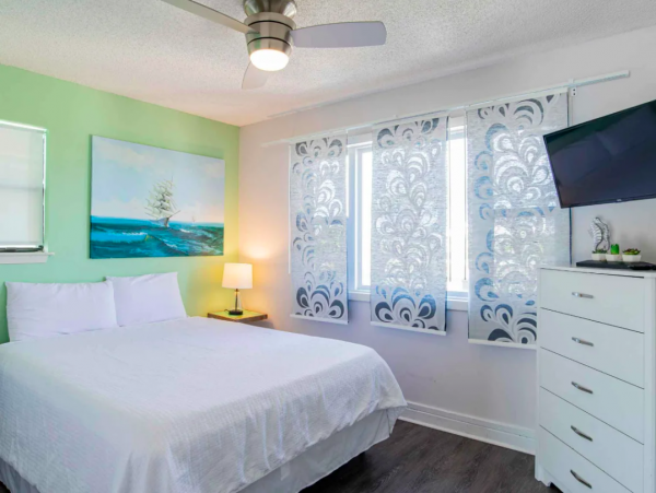 Pensacola Coastal Haven: Beachfront Retreat for 14 Guests with a Pool