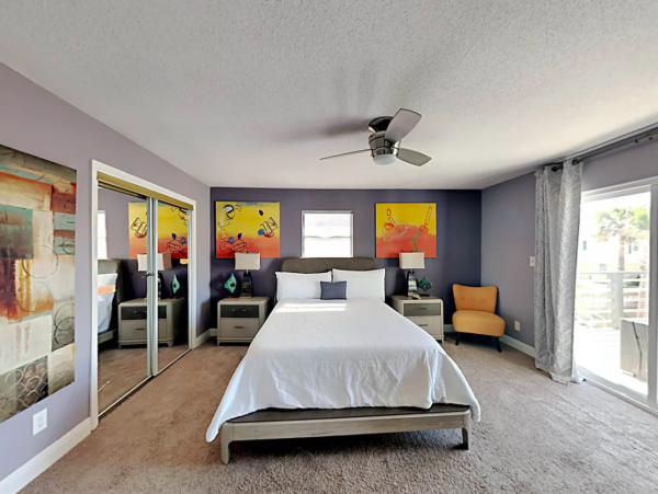 Pensacola Coastal Haven: Beachfront Retreat for 14 Guests with a Pool