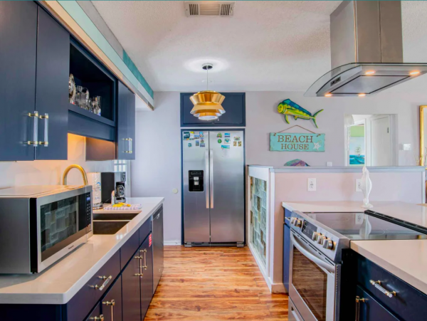 Pensacola Coastal Haven: Beachfront Retreat for 14 Guests with a Pool