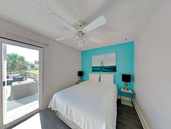 Pensacola Coastal Haven: Beachfront Retreat for 14 Guests with a Pool