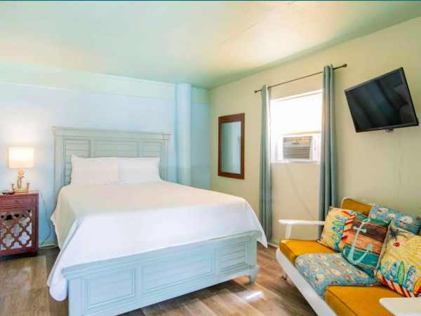 Pensacola Coastal Haven: Beachfront Retreat for 14 Guests with a Pool
