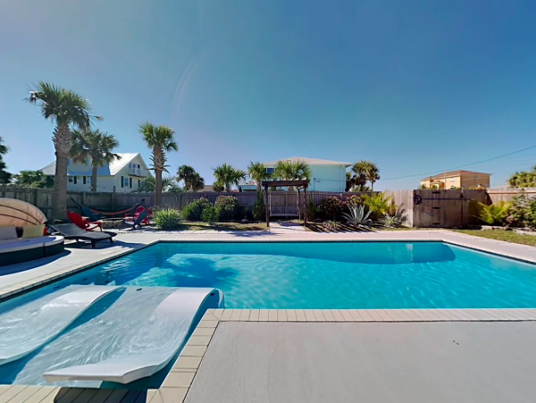 Pensacola Coastal Haven: Beachfront Retreat for 14 Guests with a Pool