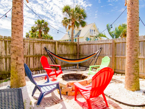 Pensacola Coastal Haven: Beachfront Retreat for 14 Guests with a Pool