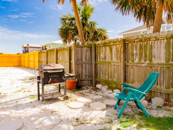 Pensacola Coastal Haven: Beachfront Retreat for 14 Guests with a Pool
