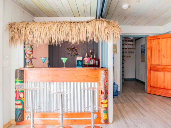 Pensacola Coastal Haven: Beachfront Retreat for 14 Guests with a Pool