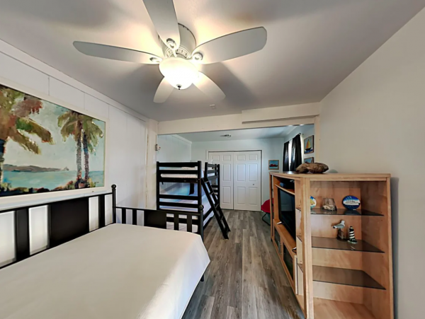 Pensacola Coastal Haven: Beachfront Retreat for 14 Guests with a Pool