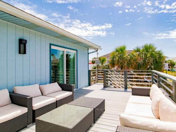 Pensacola Coastal Haven: Beachfront Retreat for 14 Guests with a Pool