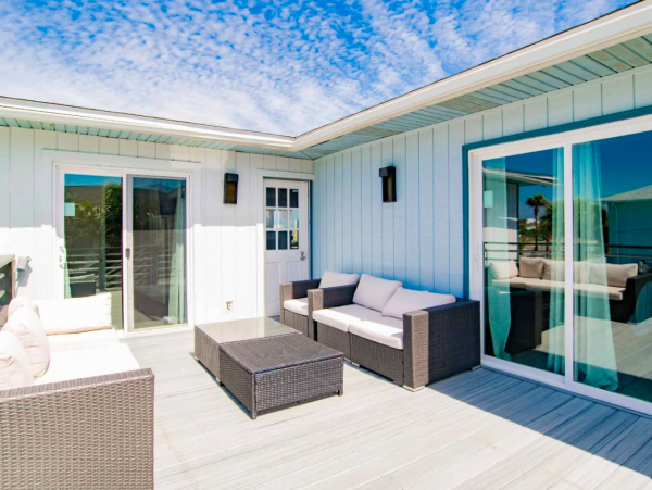 Pensacola Coastal Haven: Beachfront Retreat for 14 Guests with a Pool