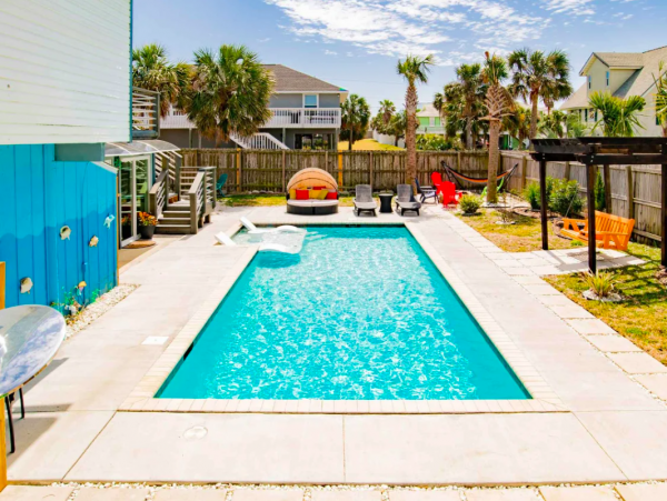 Pensacola Coastal Haven: Beachfront Retreat for 14 Guests with a Pool