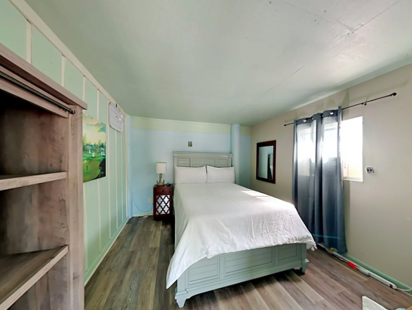 Pensacola Coastal Haven: Beachfront Retreat for 14 Guests with a Pool