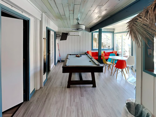 Pensacola Coastal Haven: Beachfront Retreat for 14 Guests with a Pool
