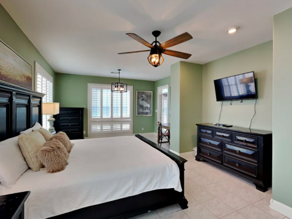 Pensacola Beach 6-bedroom Gulf-Front Retreat Stunning Views