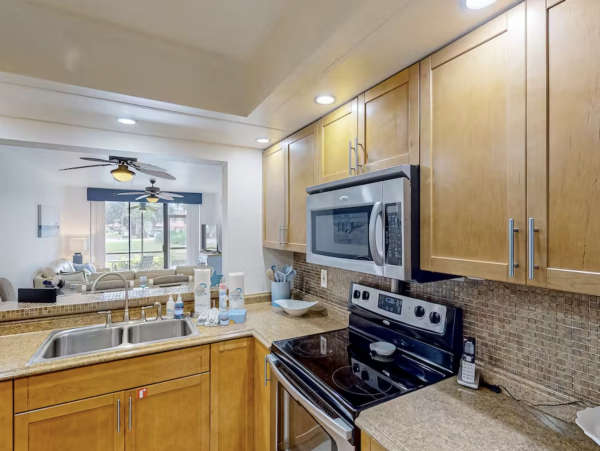 Sunny First Floor Condo with Pools & Hot Tub Near the Beaches