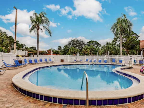 Sunny First Floor Condo with Pools & Hot Tub Near the Beaches