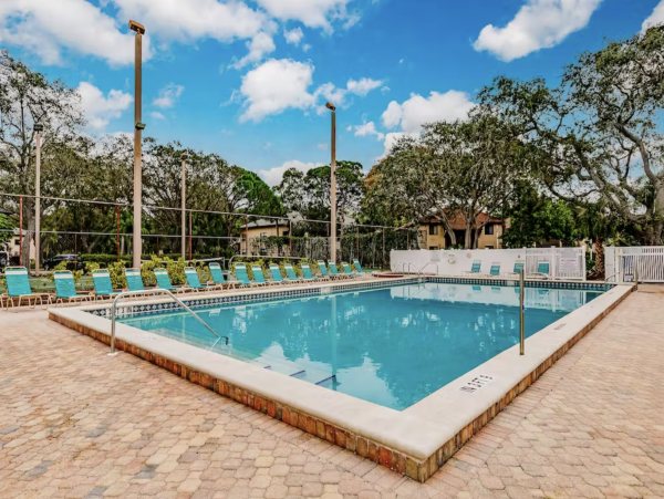 Sunny First Floor Condo with Pools & Hot Tub Near the Beaches