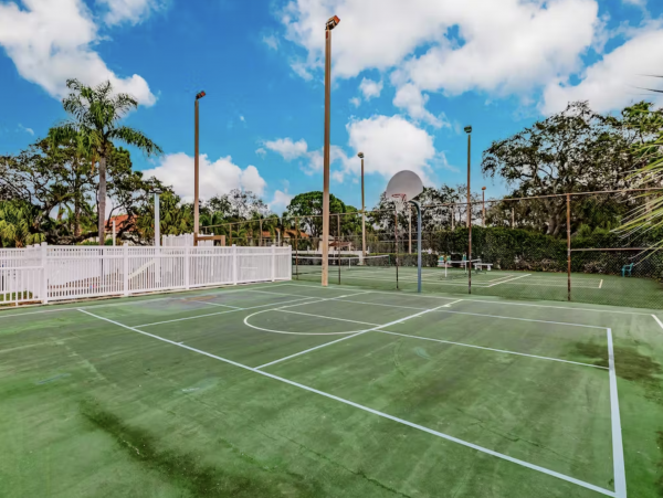 Sunny First Floor Condo with Pools & Hot Tub Near the Beaches
