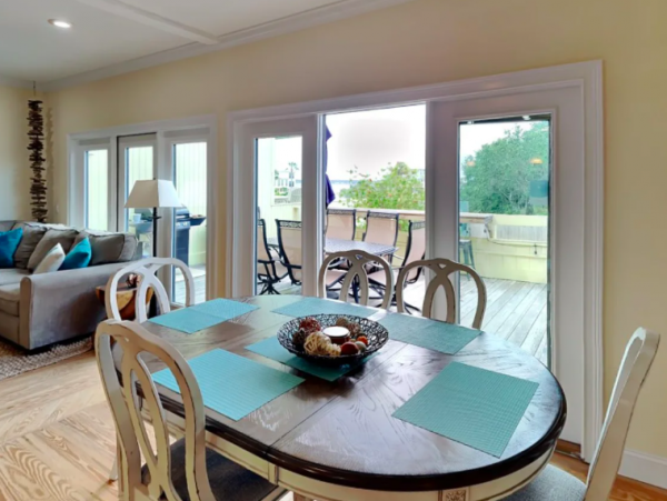 Beautiful 4 Bedroom Townhouse with Shared pool , steps from beach & pet friendly
