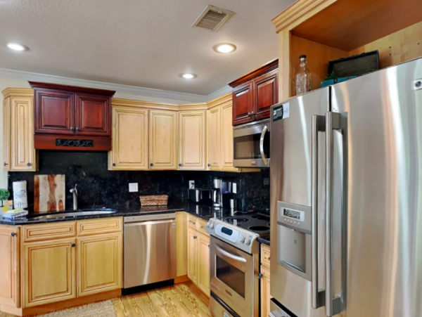 Beautiful 4 Bedroom Townhouse with Shared pool , steps from beach & pet friendly
