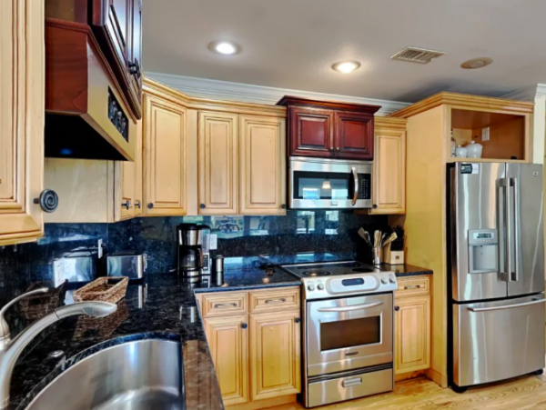 Beautiful 4 Bedroom Townhouse with Shared pool , steps from beach & pet friendly
