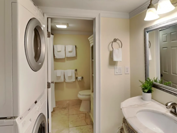 Beautiful 4 Bedroom Townhouse with Shared pool , steps from beach & pet friendly