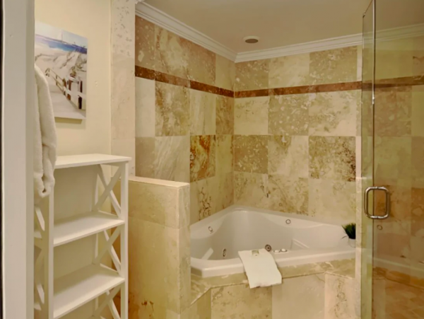 Beautiful 4 Bedroom Townhouse with Shared pool , steps from beach & pet friendly