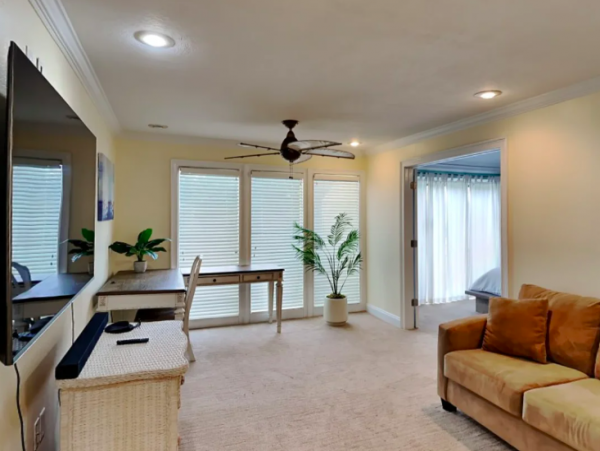Beautiful 4 Bedroom Townhouse with Shared pool , steps from beach & pet friendly