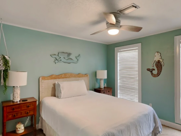 Beautiful 4 Bedroom Townhouse with Shared pool , steps from beach & pet friendly
