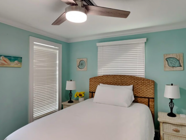 Beautiful 4 Bedroom Townhouse with Shared pool , steps from beach & pet friendly