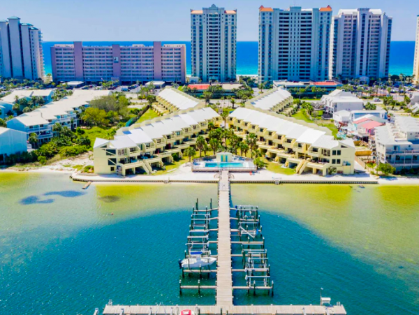 Beautiful 4 Bedroom Townhouse with Shared pool , steps from beach & pet friendly