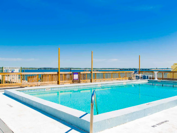 Beautiful 4 Bedroom Townhouse with Shared pool , steps from beach & pet friendly